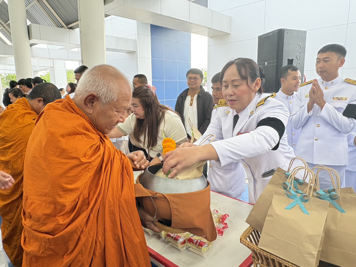 title - วันเสาร์ที่ 30 พฤษภาคม 2569 นายประเสริฐ กาญจนเกียรติกุล ปฏิรูปที่ดินจังหวัดบุรีรัมย์ มอบหมายให้เจ้าหน้าที่กลุ่มยุทธศาสตร์และการปฏิรูปที่ดิน ส.ป.ก.บุรีรัมย์ ร่วมพิธีสวดพระพุทธมนต์ พิธีทำบุญตักบาตรถวายพระราชกุศล พิธีวางพวงมาลาและถวายราชสดุดี เนื่องในรัฐพิธีวันที่ระลึก พระบาทสมเด็จพระปกเกล้าเจ้าอยู่หัว จังหวัดบุรีรัมย์